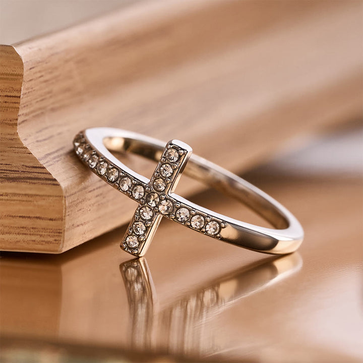 Christianartworkshop Zarter Zirkonring mit seitlichem Kreuz und vollflächiger Steinfassung: Eine Erinnerung an unaufdringliche göttliche Anmut - image 12