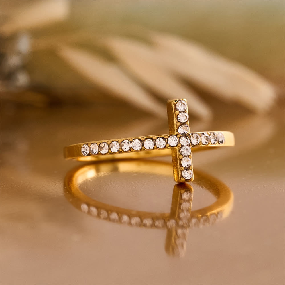 Christianartworkshop Zarter Zirkonring mit seitlichem Kreuz und vollflächiger Steinfassung: Eine Erinnerung an unaufdringliche göttliche Anmut - image 5