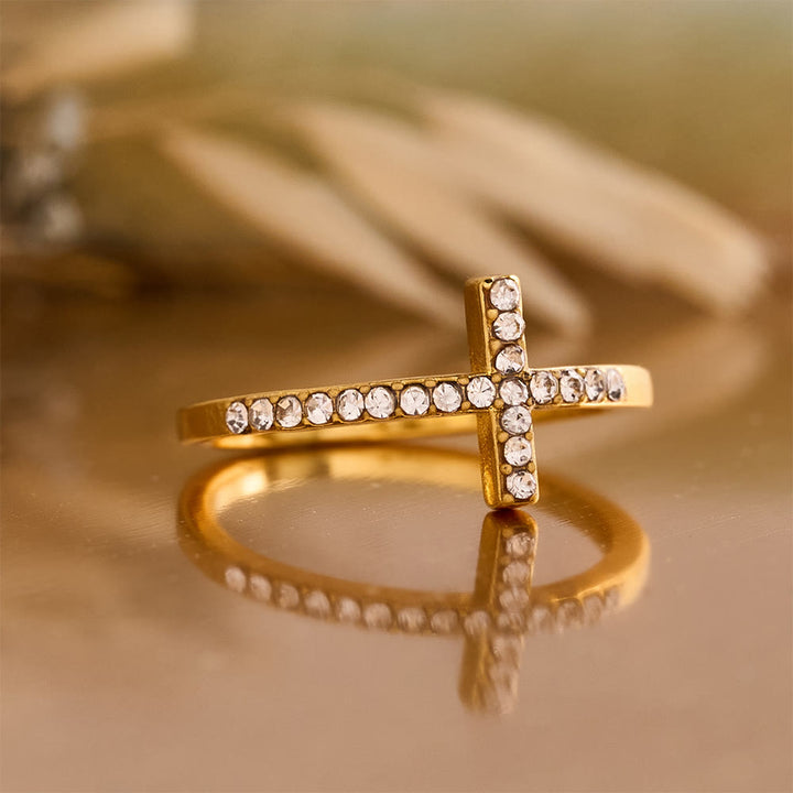 Christianartworkshop Zarter Zirkonring mit seitlichem Kreuz und vollflächiger Steinfassung: Eine Erinnerung an unaufdringliche göttliche Anmut - image 5