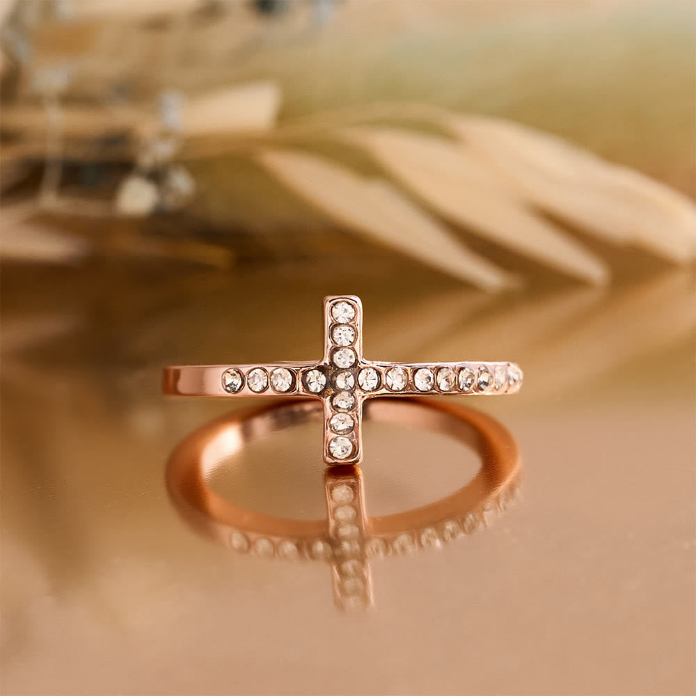 Christianartworkshop Zarter Zirkonring mit seitlichem Kreuz und vollflächiger Steinfassung: Eine Erinnerung an unaufdringliche göttliche Anmut - image 10