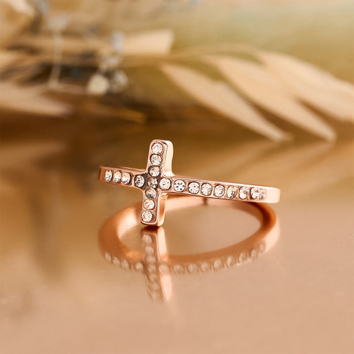 Christianartworkshop Zarter Zirkonring mit seitlichem Kreuz und vollflächiger Steinfassung: Eine Erinnerung an unaufdringliche göttliche Anmut - image 9