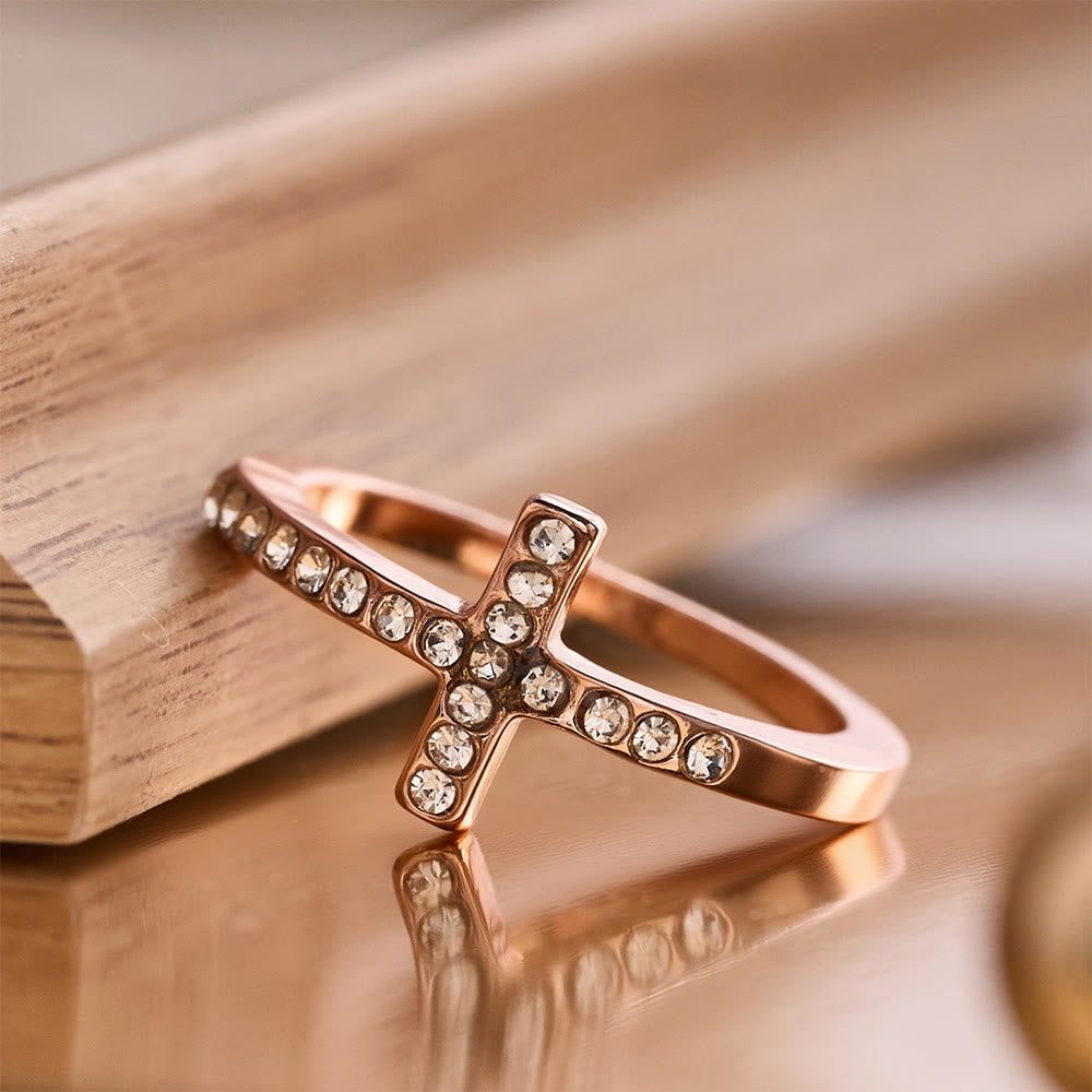 Christianartworkshop Zarter Zirkonring mit seitlichem Kreuz und vollflächiger Steinfassung: Eine Erinnerung an unaufdringliche göttliche Anmut - image 7