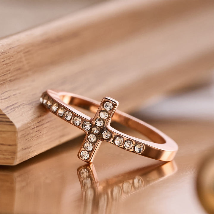 Christianartworkshop Zarter Zirkonring mit seitlichem Kreuz und vollflächiger Steinfassung: Eine Erinnerung an unaufdringliche göttliche Anmut - image 7