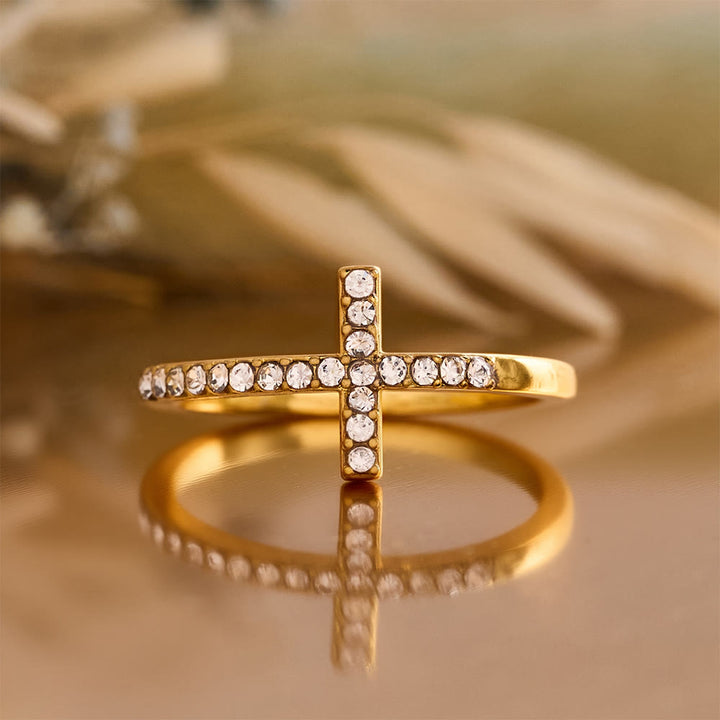 Christianartworkshop Zarter Zirkonring mit seitlichem Kreuz und vollflächiger Steinfassung: Eine Erinnerung an unaufdringliche göttliche Anmut - image 4
