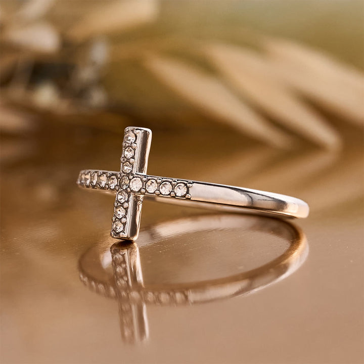 Christianartworkshop Zarter Zirkonring mit seitlichem Kreuz und vollflächiger Steinfassung: Eine Erinnerung an unaufdringliche göttliche Anmut - image 13