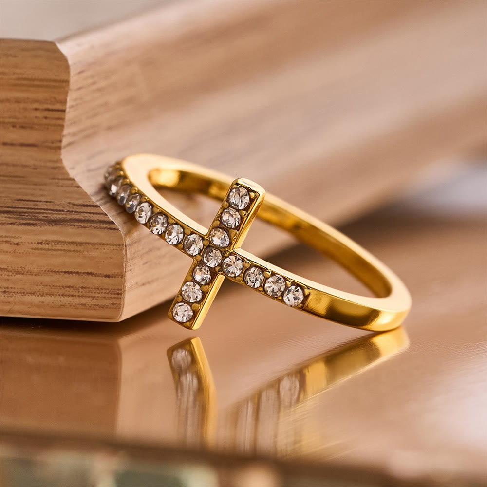 Christianartworkshop Zarter Zirkonring mit seitlichem Kreuz und vollflächiger Steinfassung: Eine Erinnerung an unaufdringliche göttliche Anmut - image 2