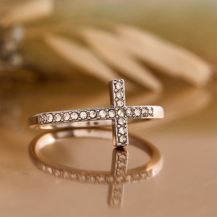 Christianartworkshop Zarter Zirkonring mit seitlichem Kreuz und vollflächiger Steinfassung: Eine Erinnerung an unaufdringliche göttliche Anmut - image 14