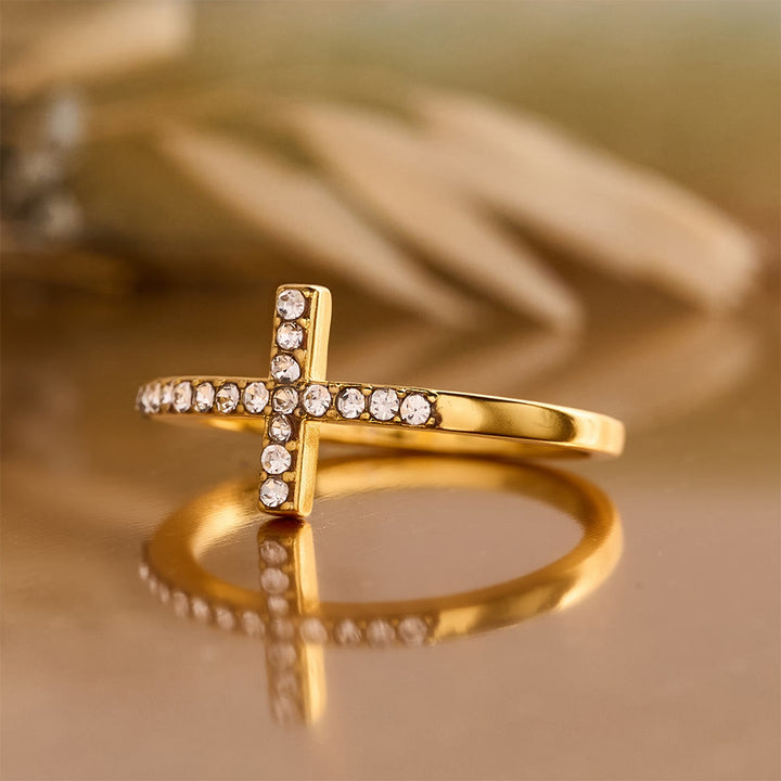 Christianartworkshop Zarter Zirkonring mit seitlichem Kreuz und vollflächiger Steinfassung: Eine Erinnerung an unaufdringliche göttliche Anmut - image 3