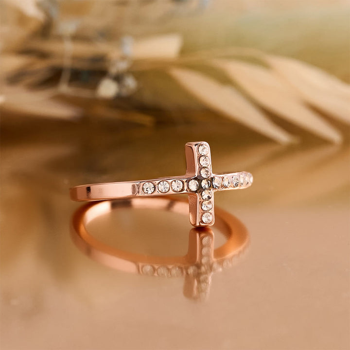 Christianartworkshop Zarter Zirkonring mit seitlichem Kreuz und vollflächiger Steinfassung: Eine Erinnerung an unaufdringliche göttliche Anmut - image 8