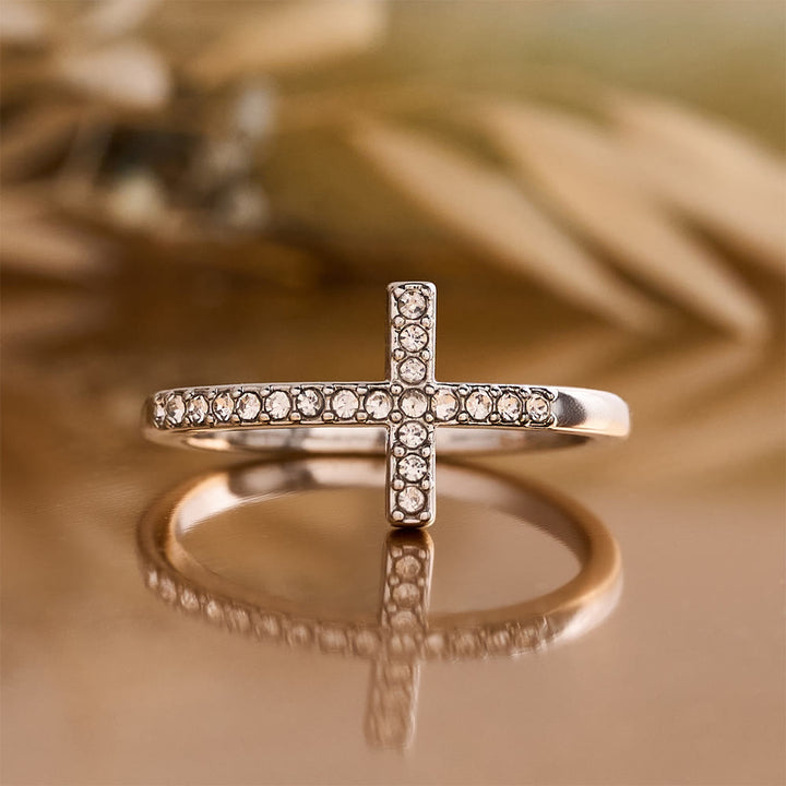 Christianartworkshop Zarter Zirkonring mit seitlichem Kreuz und vollflächiger Steinfassung: Eine Erinnerung an unaufdringliche göttliche Anmut - image 15