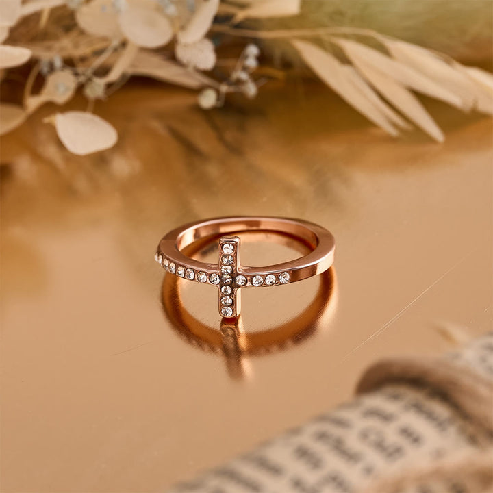 Christianartworkshop Zarter Zirkonring mit seitlichem Kreuz und vollflächiger Steinfassung: Eine Erinnerung an unaufdringliche göttliche Anmut - Roségold - US 13 - image 6