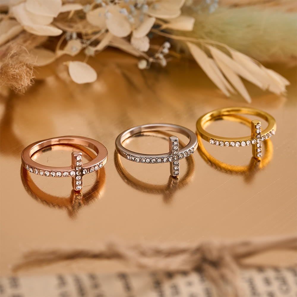 Christianartworkshop Zarter Zirkonring mit seitlichem Kreuz und vollflächiger Steinfassung: Eine Erinnerung an unaufdringliche göttliche Anmut - image 0