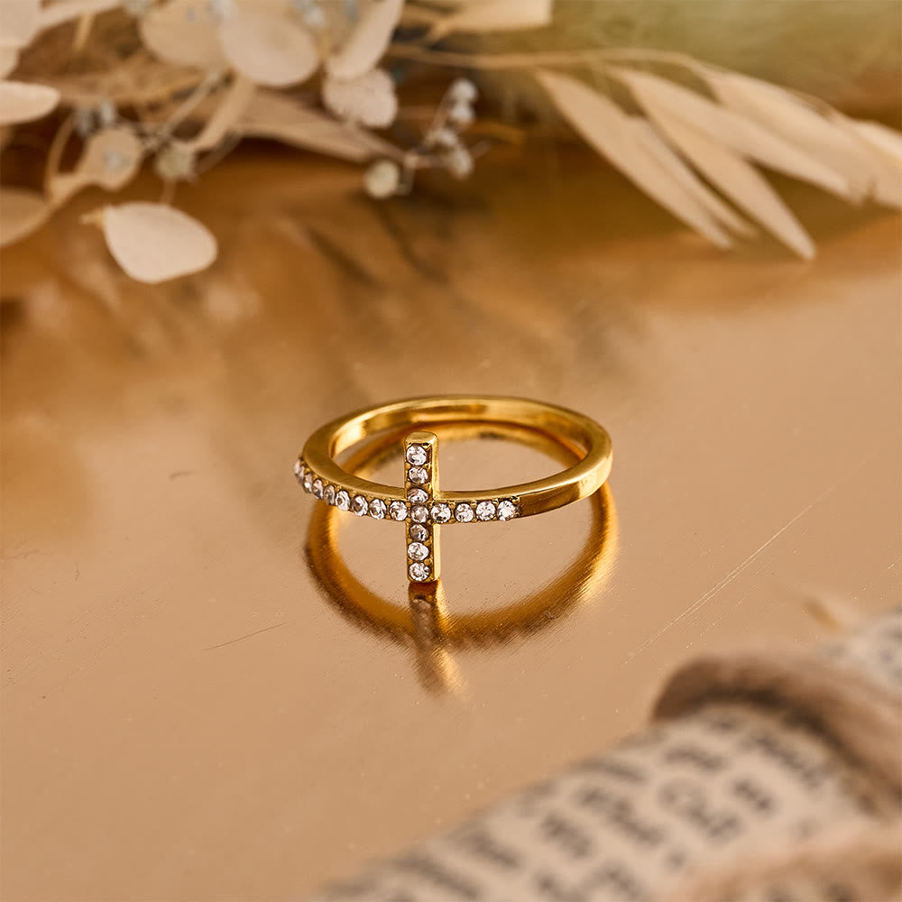 Christianartworkshop Zarter Zirkonring mit seitlichem Kreuz und vollflächiger Steinfassung: Eine Erinnerung an unaufdringliche göttliche Anmut - Golden - US 13 - image 1