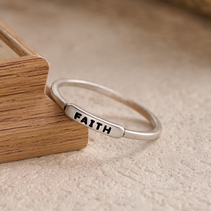 Christianartworkshop Elegantes, stapelbares Ring-Set mit eingraviertem Text BLESSED/FAITH/HOPE: Ein Symbol stiller Hingabe - image 2