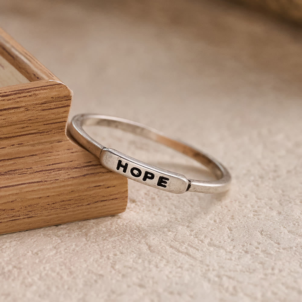 Christianartworkshop Elegantes, stapelbares Ring-Set mit eingraviertem Text BLESSED/FAITH/HOPE: Ein Symbol stiller Hingabe - image 4