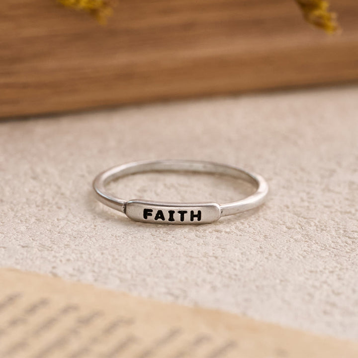 Christianartworkshop Elegantes, stapelbares Ring-Set mit eingraviertem Text BLESSED/FAITH/HOPE: Ein Symbol stiller Hingabe - image 1