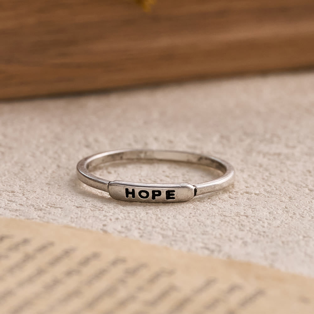 Christianartworkshop Elegantes, stapelbares Ring-Set mit eingraviertem Text BLESSED/FAITH/HOPE: Ein Symbol stiller Hingabe - image 3