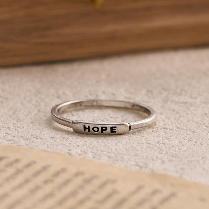 Christianartworkshop Elegantes, stapelbares Ring-Set mit eingraviertem Text BLESSED/FAITH/HOPE: Ein Symbol stiller Hingabe - image 3