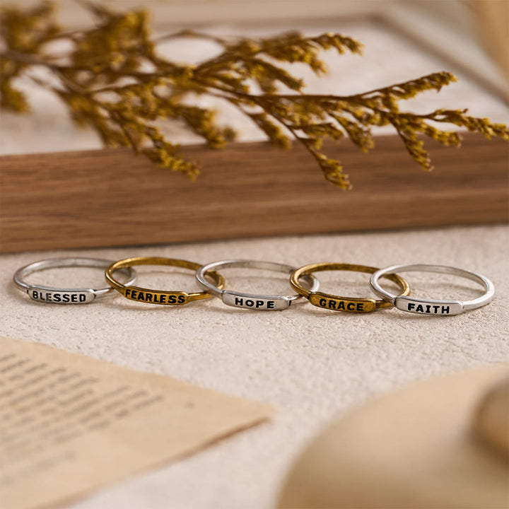 Christianartworkshop Elegantes, stapelbares Ring-Set mit eingraviertem Text BLESSED/FAITH/HOPE: Ein Symbol stiller Hingabe - Set mit 5 Ringen (US 6,5) - image 0