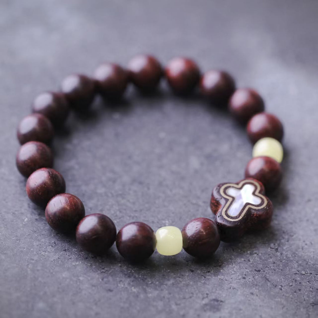 Christianartworkshop Armband mit Kreuzperlen aus Sandelholz und Perlmutt: Ein Symbol göttlicher Gelassenheit - image 2