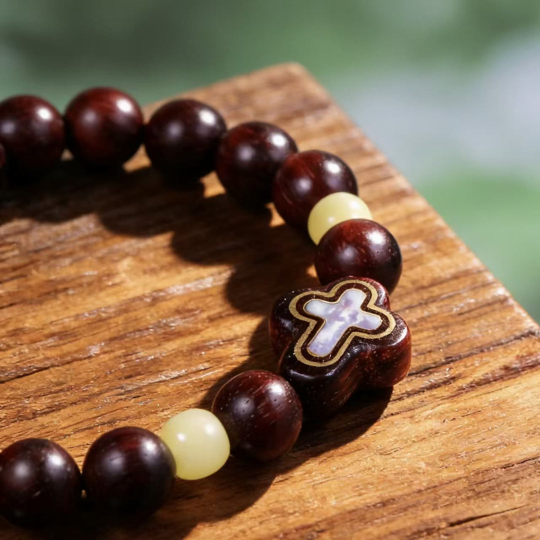 Christianartworkshop Armband mit Kreuzperlen aus Sandelholz und Perlmutt: Ein Symbol göttlicher Gelassenheit - image 3