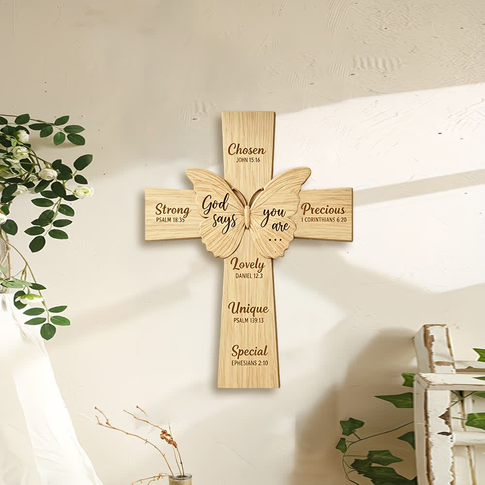 Rustikale religiöse Wanddekoration aus Holz von Christianartworkshop mit dem Spruch „Gott sagt, du bist“ und einem Schmetterling - image 1