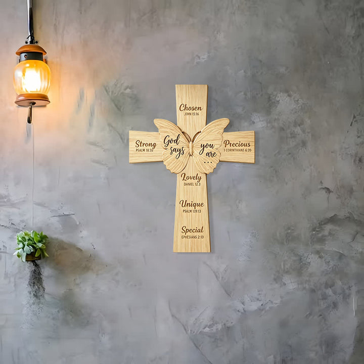 Christianartworkshop Rustikale religiöse Wanddekoration aus Holz mit dem Spruch „Gott sagt, du bist“ und einem Schmetterling - image 2