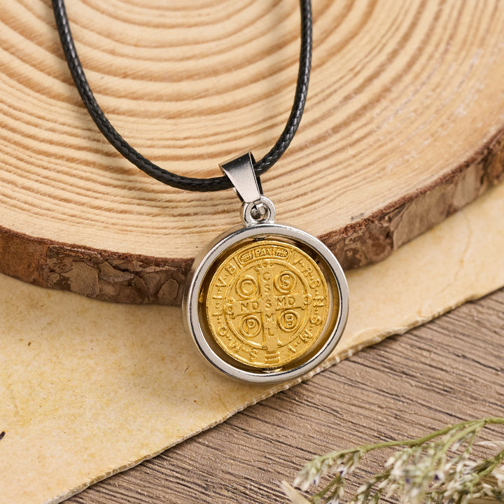 Christianartworkshop Drehbarer zweifarbiger Anhänger mit der St.-Benedikt-Medaille: Ein Symbol göttlichen Schutzes - image 2