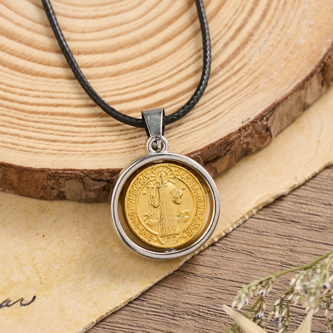 Christianartworkshop Drehbarer zweifarbiger Anhänger mit der St.-Benedikt-Medaille: Ein Symbol göttlichen Schutzes - Der heilige Benedikt - image 0