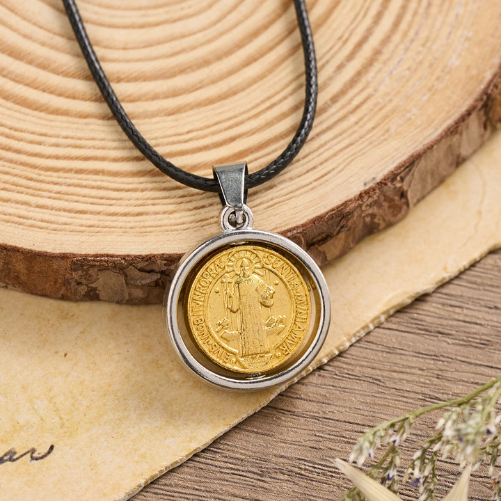 Christianartworkshop Drehbarer zweifarbiger Anhänger mit der St.-Benedikt-Medaille: Ein Symbol göttlichen Schutzes - Der heilige Benedikt - image 0
