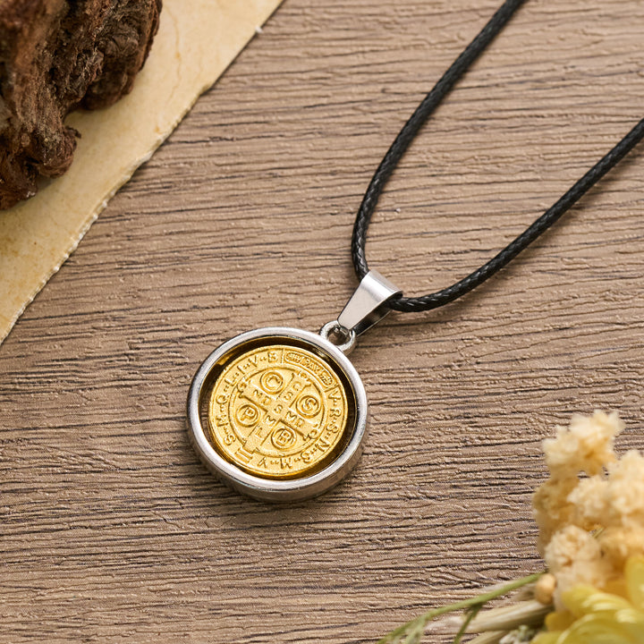 Christianartworkshop Drehbarer zweifarbiger Anhänger mit der St.-Benedikt-Medaille: Ein Symbol göttlichen Schutzes - image 4