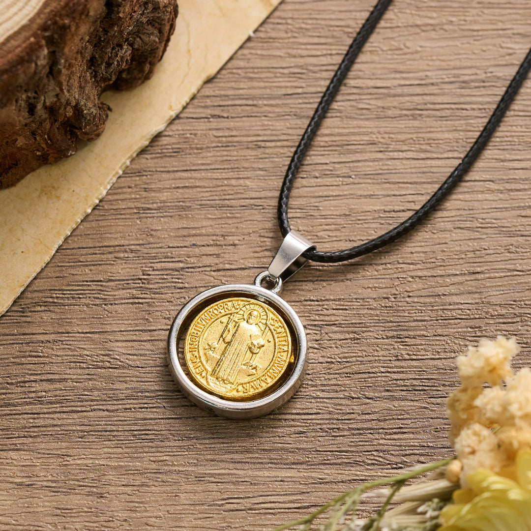 Christianartworkshop Drehbarer zweifarbiger Anhänger mit der St.-Benedikt-Medaille: Ein Symbol göttlichen Schutzes - image 3