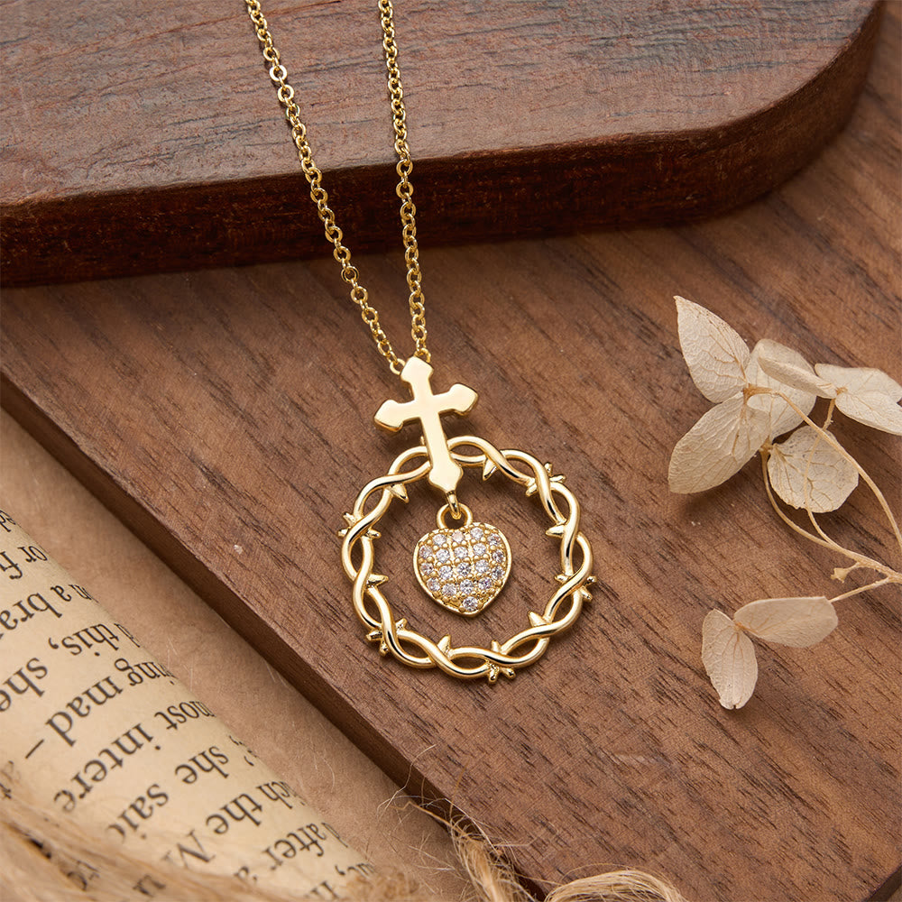 Christianartworkshop Halskette mit Zirkon-Kreuz, Dornenkranz und herzförmigem Edelsteinanhänger: Ein Symbol heiliger, erlösender Liebe - Goldenes glänzendes Kreuz - image 4