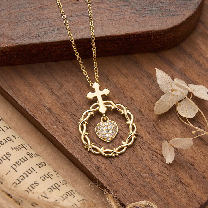 Christianartworkshop Halskette mit Zirkon-Kreuz, Dornenkranz und herzförmigem Edelsteinanhänger: Ein Symbol heiliger, erlösender Liebe - Goldenes glänzendes Kreuz - image 4