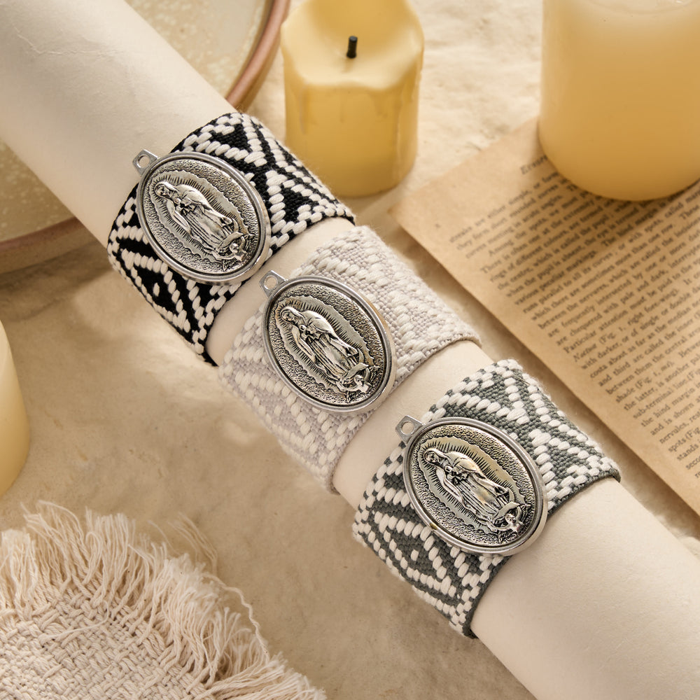 Christianartworkshop Vintage-Armband mit geprägtem, ovalem Marienanhänger und gewebter Quaste: Eine Erinnerung an mütterlichen Segen - image 1