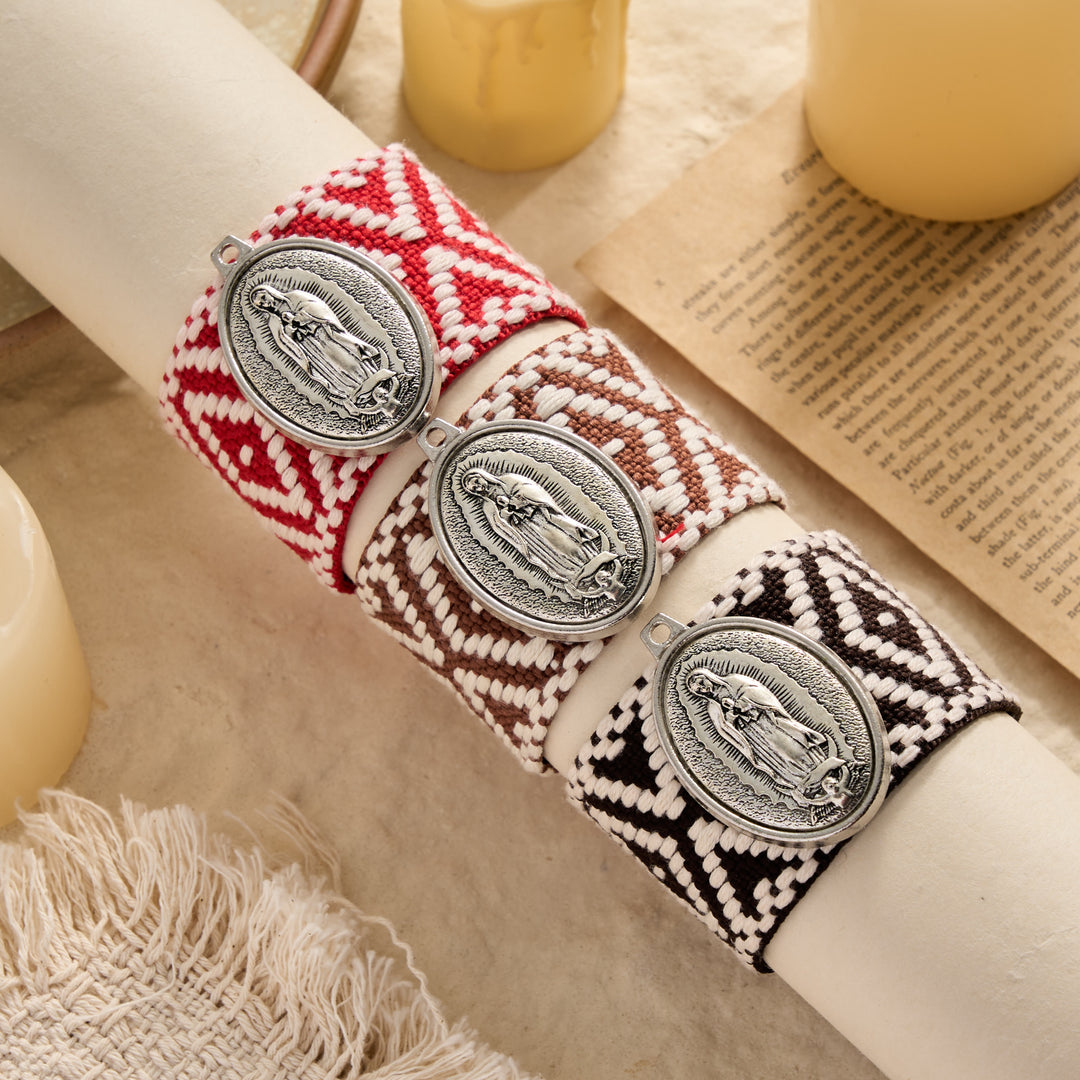 Christianartworkshop Vintage-Armband mit geprägtem, ovalem Marienanhänger und gewebter Quaste: Eine Erinnerung an mütterlichen Segen - image 0