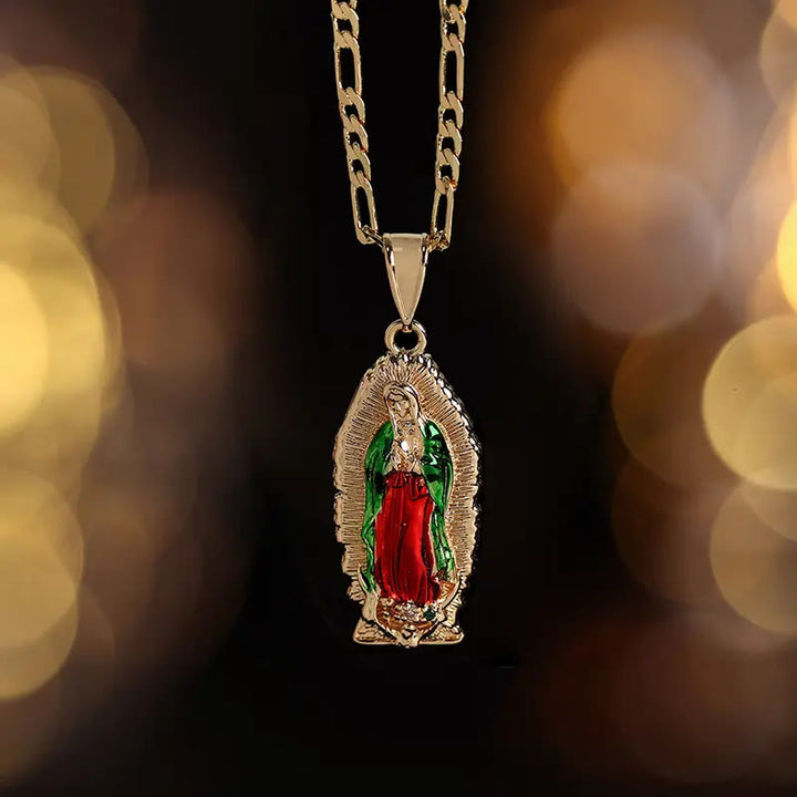 Christianartworkshop Eleganter Anhänger mit Sonnenstrahlenrand, emailliert, Jungfrau Guadalupe, an einer massiven Figaro-Kette - Rot - image 0