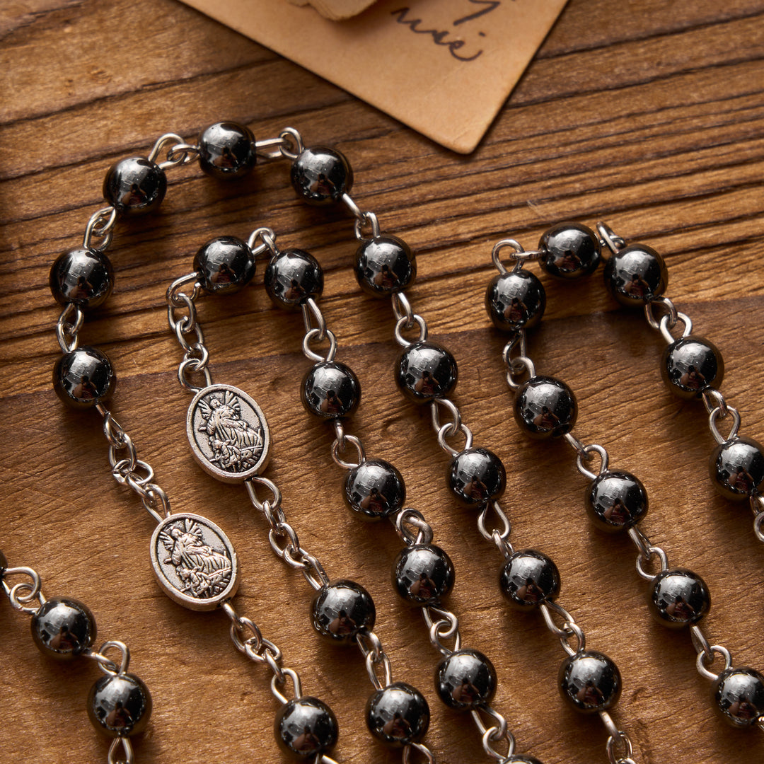 Christianartworkshop Antiker Rosenkranz aus Hämatit mit Erzengelmedaille aus Silber und passender gravierter runder Schachtel - image 3