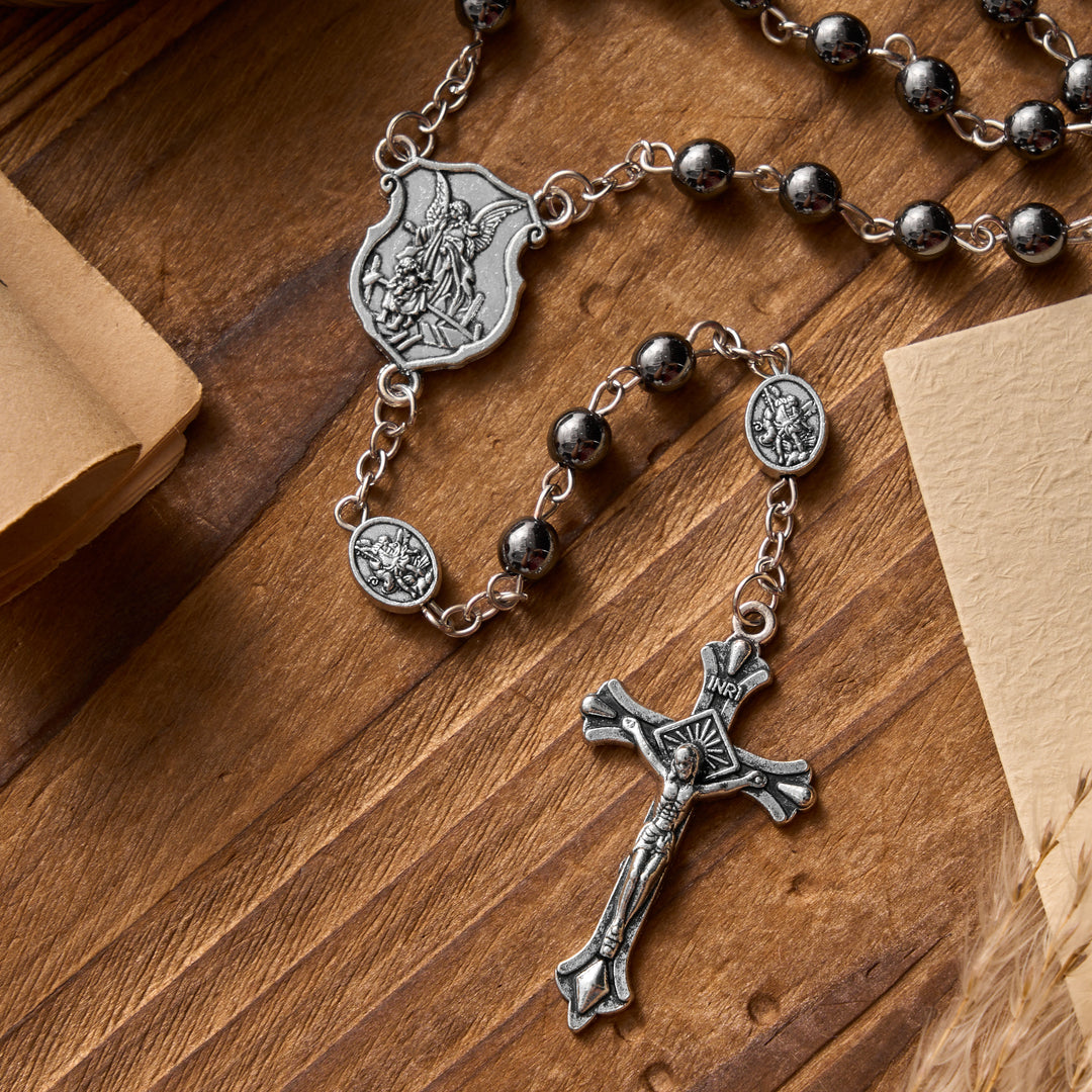 Christianartworkshop Antiker Rosenkranz aus Hämatit mit Erzengelmedaille aus Silber und passender gravierter runder Schachtel - image 4