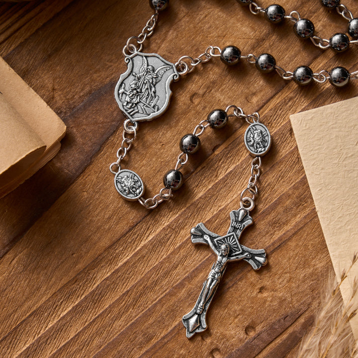 Christianartworkshop Antiker Rosenkranz aus Hämatit mit Erzengelmedaille aus Silber und passender gravierter runder Schachtel - image 4