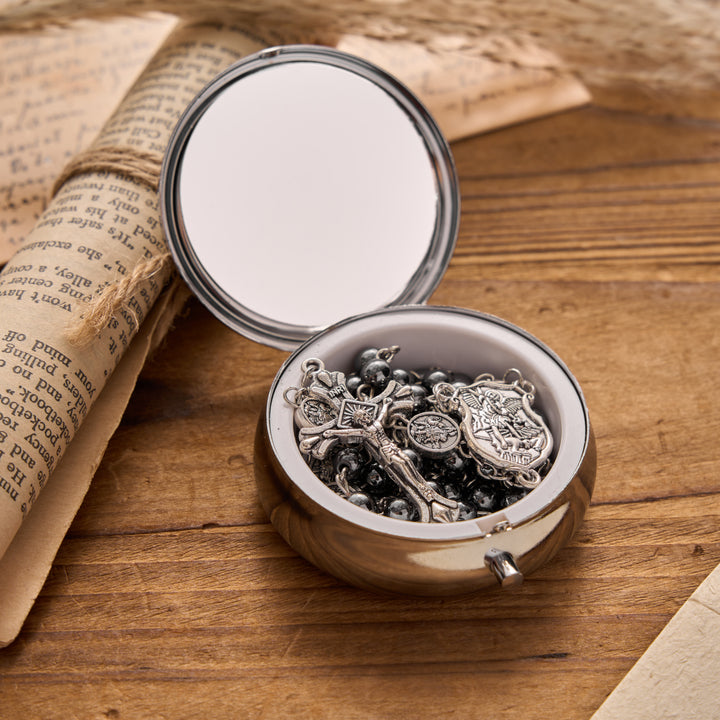 Christianartworkshop Antiker Rosenkranz aus Hämatit mit Erzengelmedaille aus Silber und passender gravierter runder Schachtel - image 1