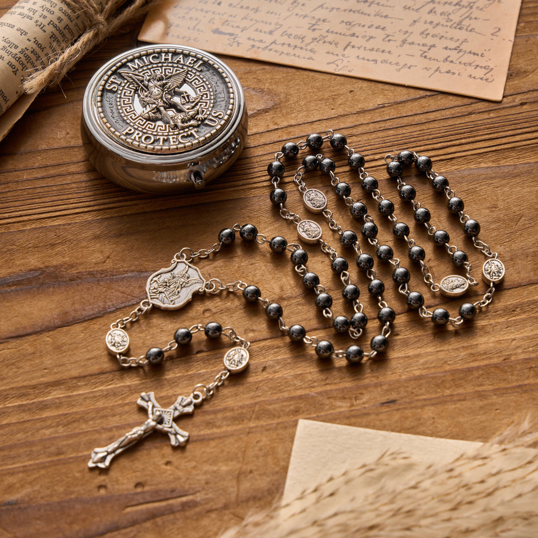 Christianartworkshop Antiker Rosenkranz aus Hämatit mit Erzengelmedaille aus Silber und passender gravierter runder Schachtel - St. Michael und Kruzifix - image 0