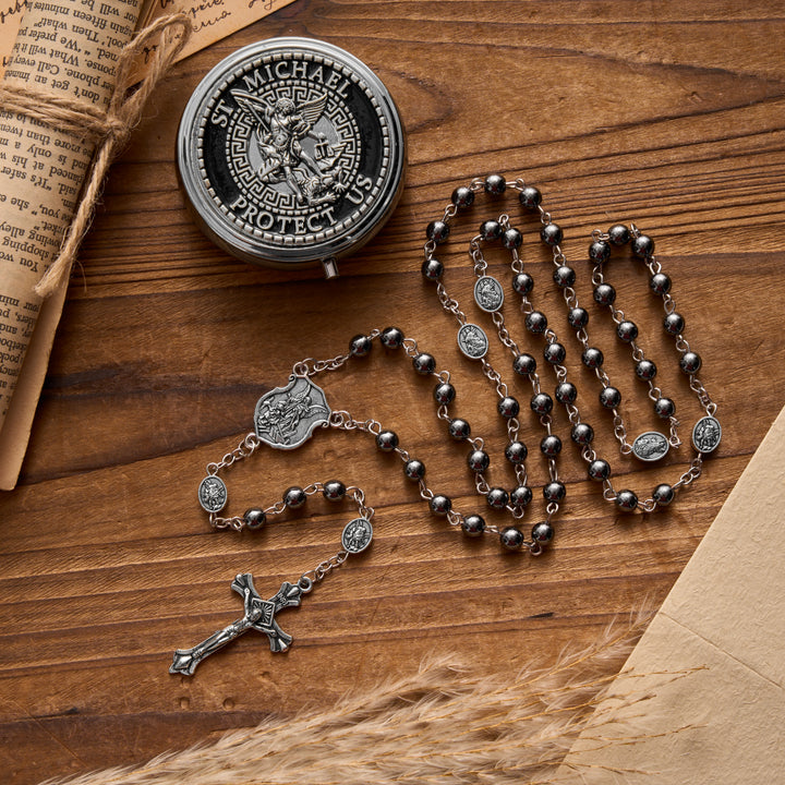 Christianartworkshop Antiker Rosenkranz aus Hämatit mit Erzengelmedaille aus Silber und passender gravierter runder Schachtel - image 2