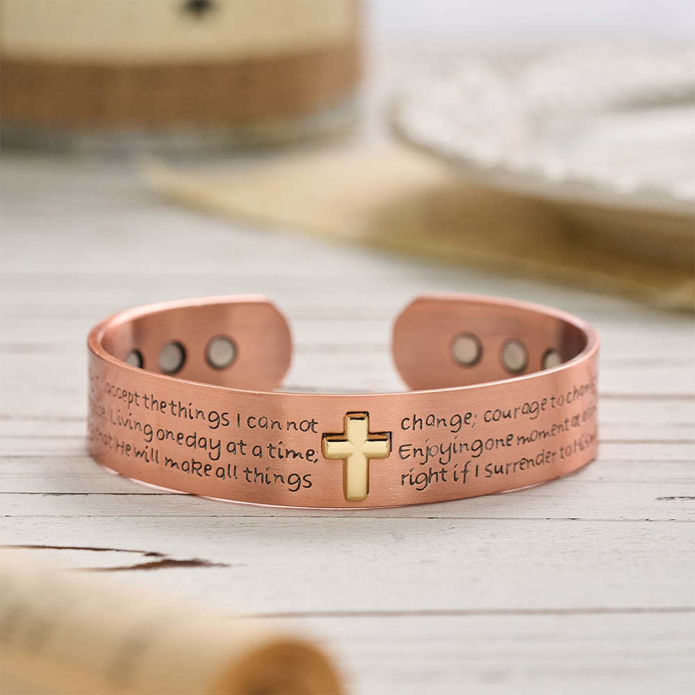 Christianartworkshop Kupferarmband mit graviertem Gelassenheitsgebet und eingelegtem Goldkreuz: Ein Symbol friedvoller Hingabe - Armreif mit Kreuz aus rotem Kupfer - image 0