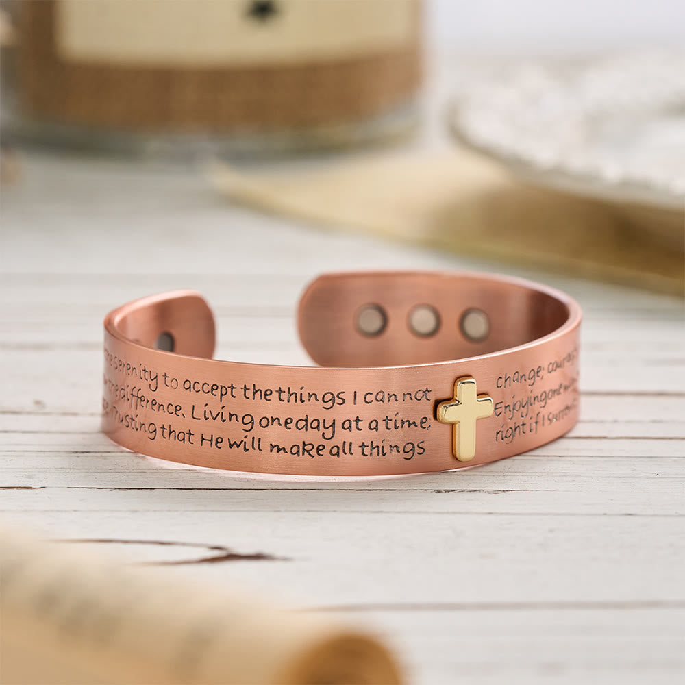 Christianartworkshop Kupferarmband mit graviertem Gelassenheitsgebet und eingelegtem Goldkreuz: Ein Symbol friedvoller Hingabe - image 3
