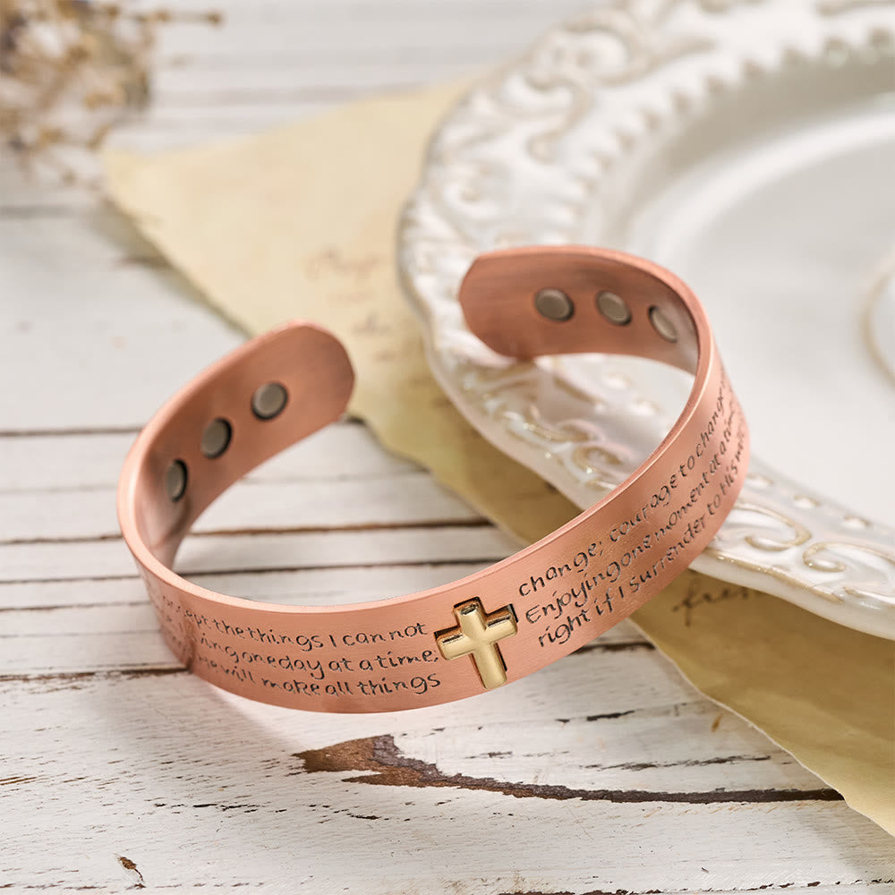 Christianartworkshop Kupferarmband mit graviertem Gelassenheitsgebet und eingelegtem Goldkreuz: Ein Symbol friedvoller Hingabe - image 2