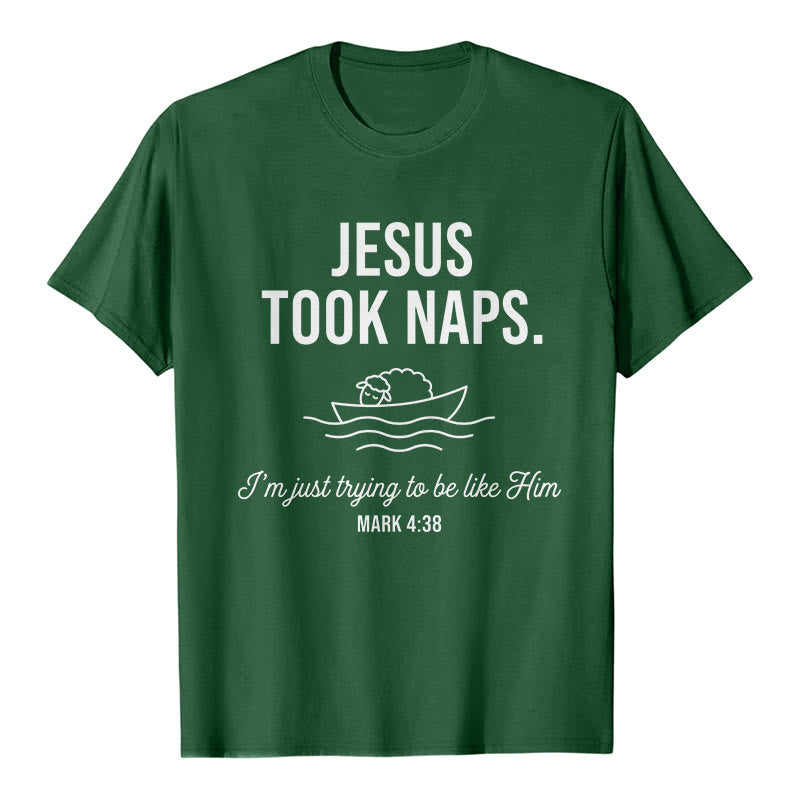 Christianartworkshop Lustiges Glaubenszitat: Schlafendes Lamm auf einem Boot – Minimalistisches Grafikdesign, Premium-Kurzarm-T-Shirt - Dunkelgrün - 2XL - image 6