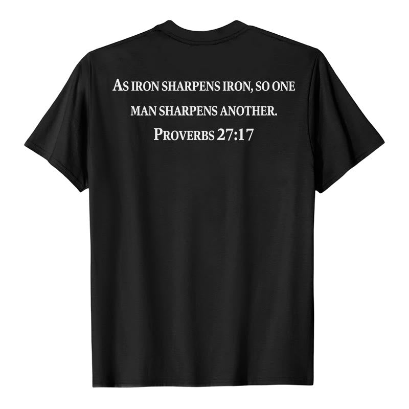 Christianartworkshop Wie Eisen Eisen schärft (Sprüche 27,17) – Premium-T-Shirt mit gekreuztem Bibelvers auf der Vorderseite, gekreuztem Rücken und kurzen Ärmeln - image 2