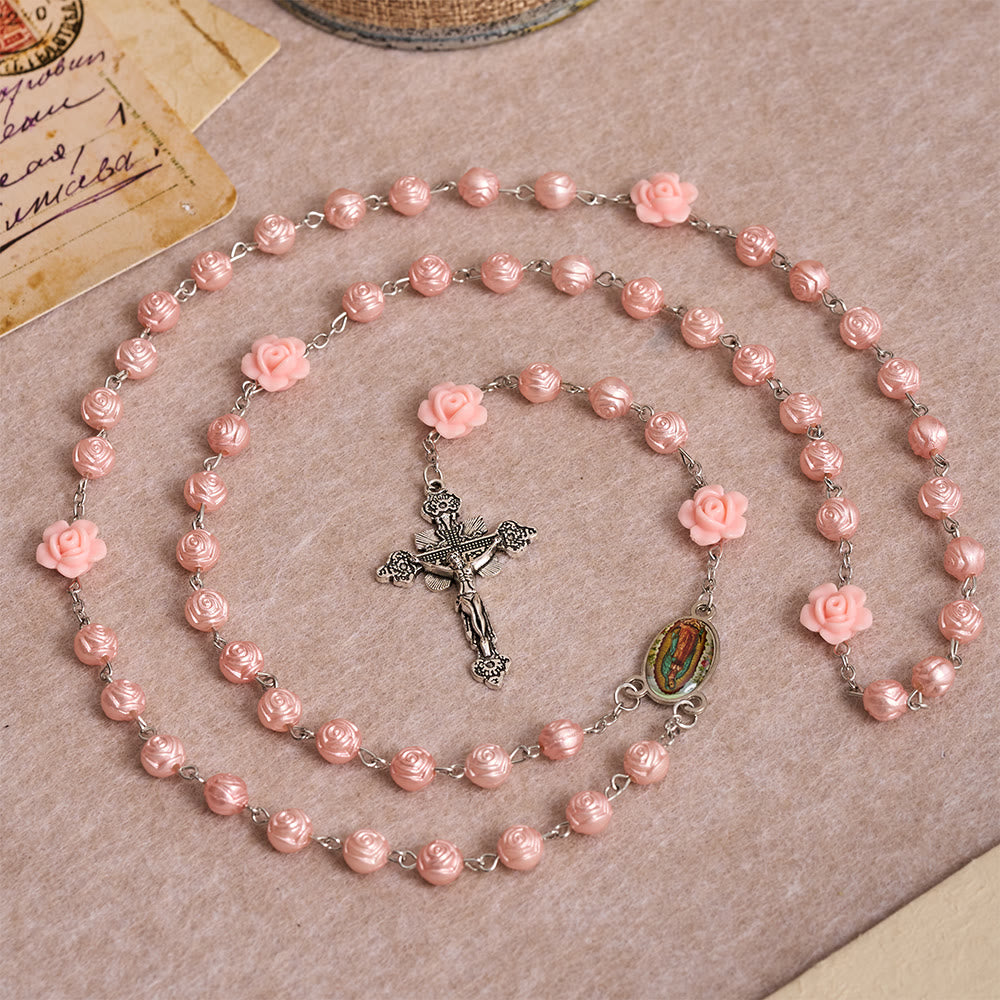 Christianartworkshop Glänzender Rosenkranz mit geprägten Rosenperlen und dreidimensionalem Blumendekor, Emaille-Medaille „Unsere Liebe Frau“ und antikes Kruzifix - Rosenkranz aus rosa Rosen - image 0