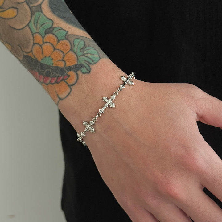 Christianartworkshop Armband mit strukturierter Reliefstruktur, vielen kleinen, kreuzverknüpften Ketten und verstellbarer Verlängerung - image 4